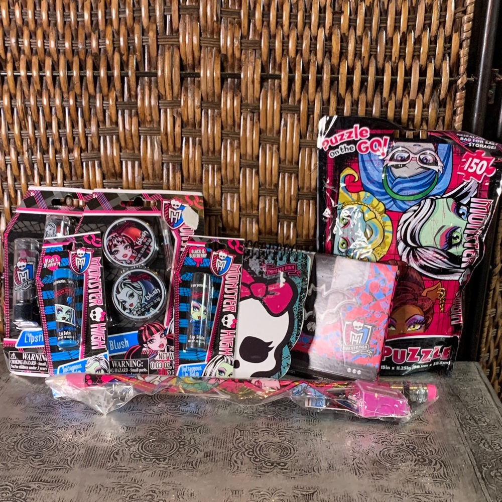 🚫SOLD🚫Vintage Monster High Puzzle, Stationery Set, Make-Up